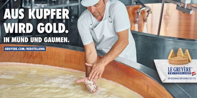 Die neue Werbung zeigt, welche Arbeitsschritte, Personen und Tiere hinter einem Gruyère AOP stehen. (Bild Gruyère AOP/Numèro 10)