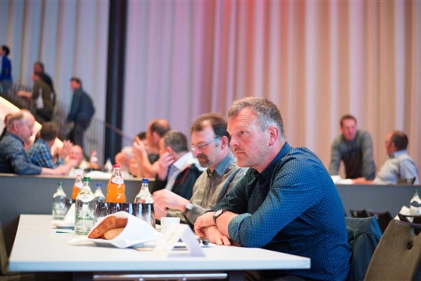 Walter Lüthi, Vorstandsmitglied von Swissherdbook, scheint vor Beginn der DV angespannt zu sein. (Bilder hja)