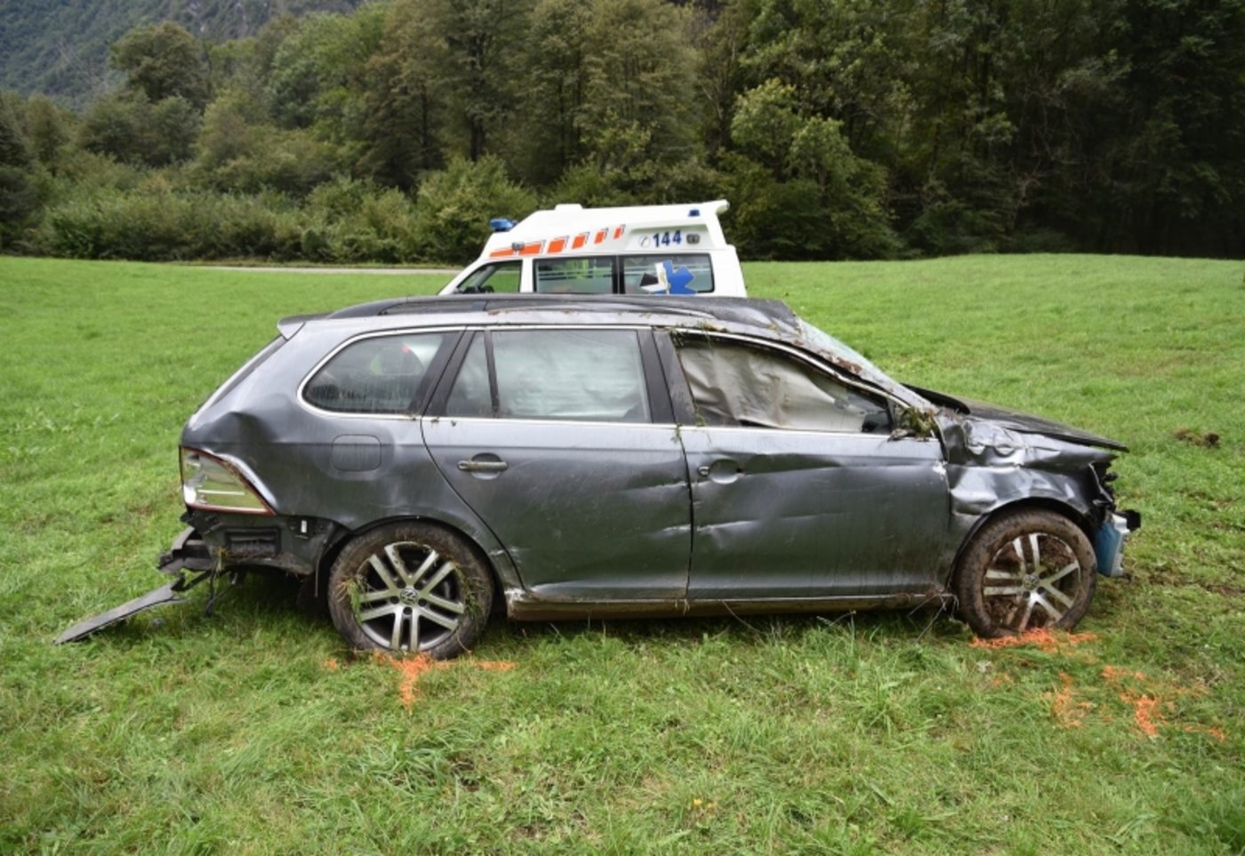 Der Unfallwagen erlitt Totalschaden. (Bild Kapo GR)