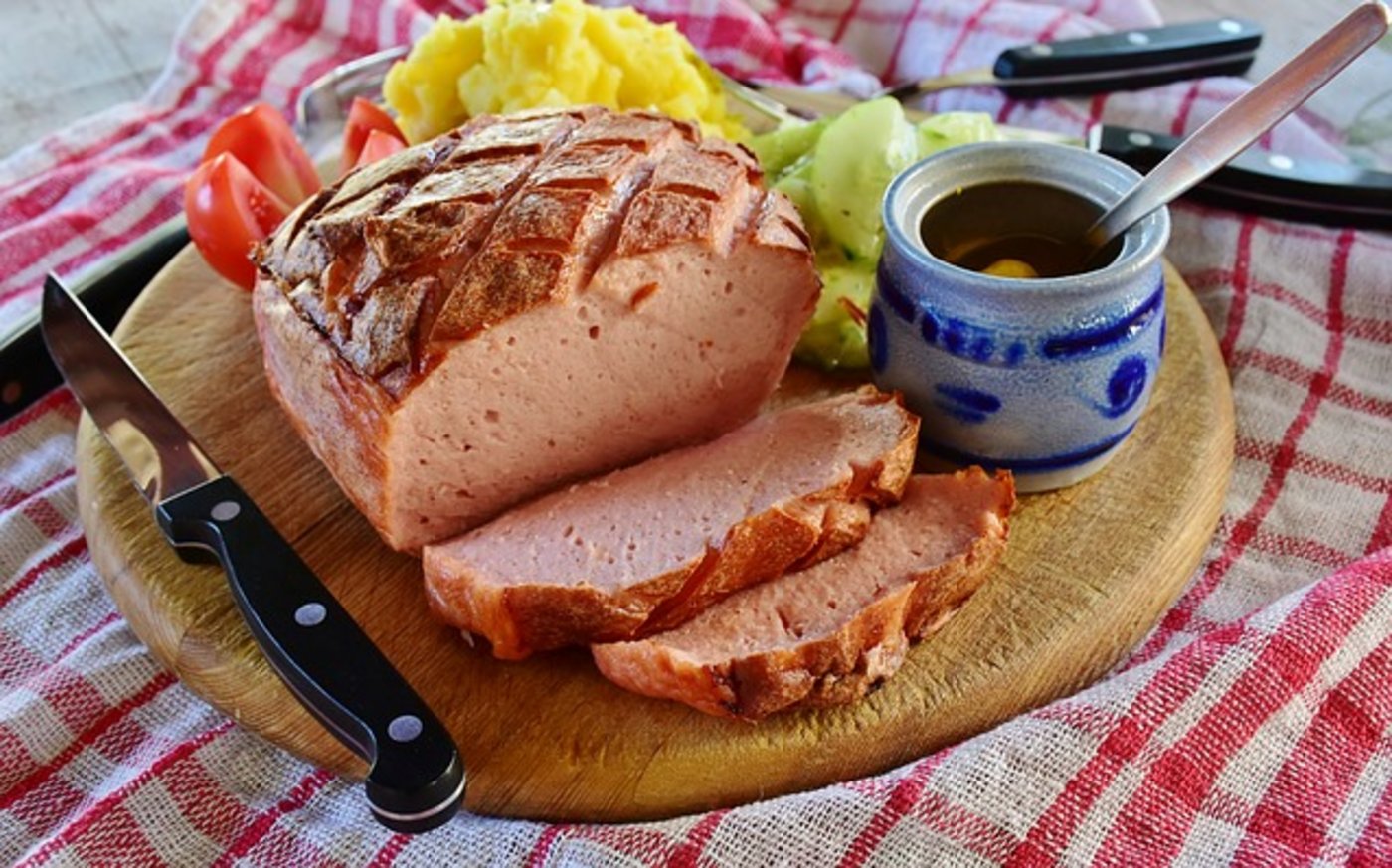 Eine Scheibe Brot dick mit Butter bestreichen, dann wahlweise Senf oder Mayonnaise, Essiggurke oder Tomate und obendrauf zwei bis drei Lagen Fleischkäse. Das ist fast sinnlich: der Biss, der Geschmack, einfach lecker – ein sensorisches Erlebnis. (Bild Pixabay)