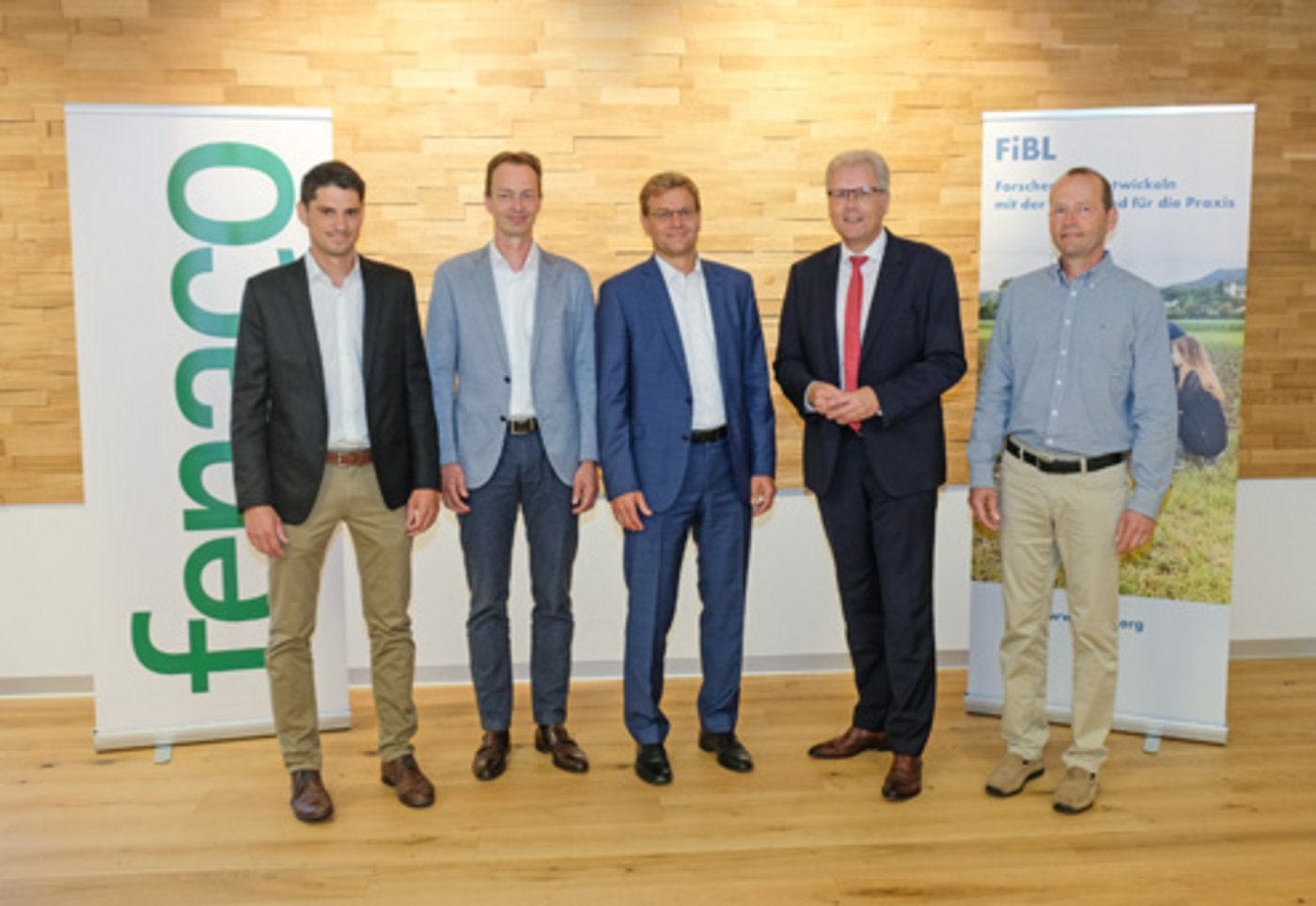 Neue Zusammenarbeit: Michael Feitknecht, Markus Hämmerli und Martin Keller von Fenaco sowie Knut Schmidtke und Lucius Tamm vom FiBL (v.l.n.r.). (Bild pd)