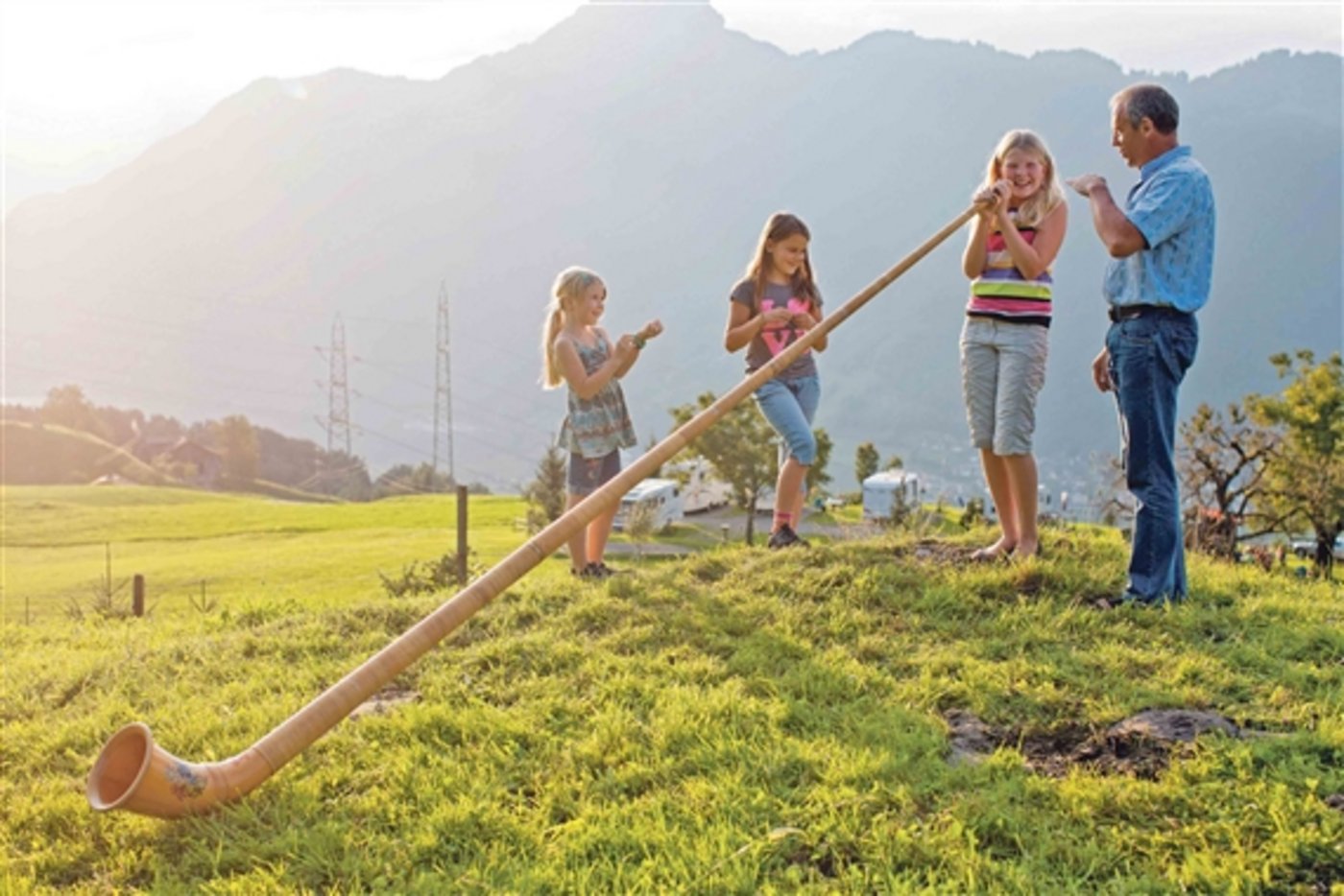 Auch Alphornblasen kann ein begehrtes Agrotourismus-Angebot sein. (Bild/BauZ)