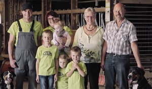 Neue Kurzfilmreihe zeigt ausserfamiliäre Hofübergaben Die drei Kinder vom Anneke und Albert Rüdisüli haben ihren Weg in anderen Berufen gefunden, keines wollte den elterlichen Bio-Betrieb im Zürcher Oberland weiterführen. (Bild Screenshot)