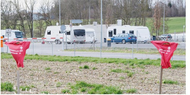 Die roten Protest-T-Shirts halten die Fahrenden nicht von einem Halt ab. (Bild Screenshot "Bieler Tagblatt")