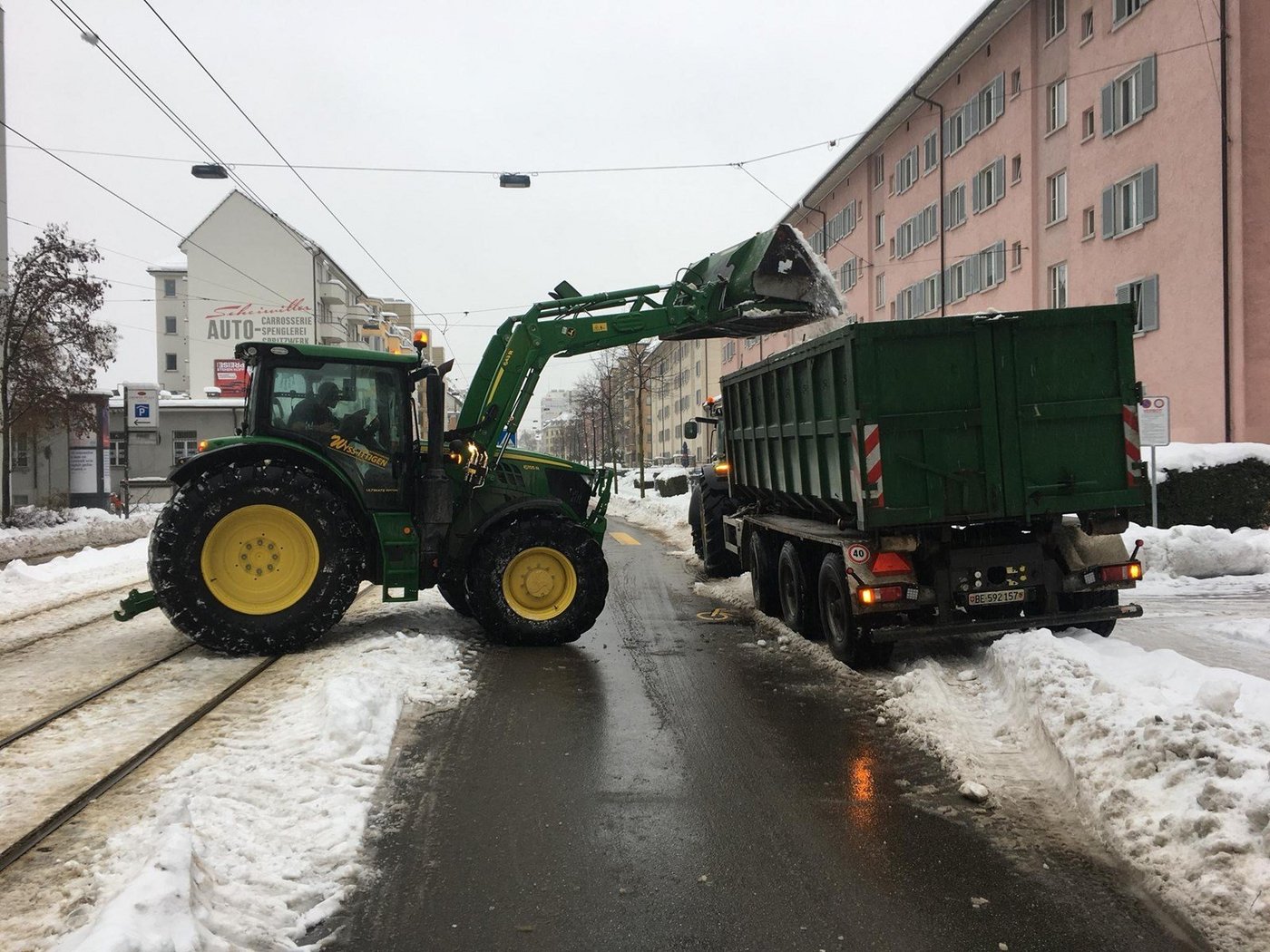 Es war soviel Schnee gefallen, dass die weisse Pracht aufwändig aus der Stadt entfernt werden musste. (Bild Peter Wyss)
