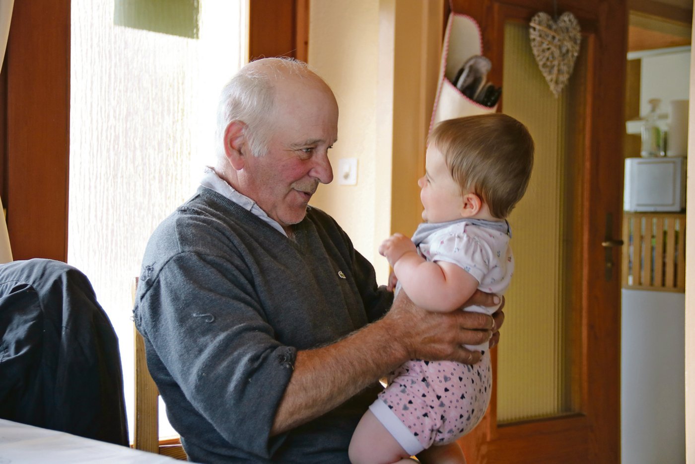 Grossonkel Marius, der auf dem Hof lebt und den Narren gefressen hat an seiner kleinen Grossnichte Leandra, springt gerne als Babysitter ein. (Bilder BB)
