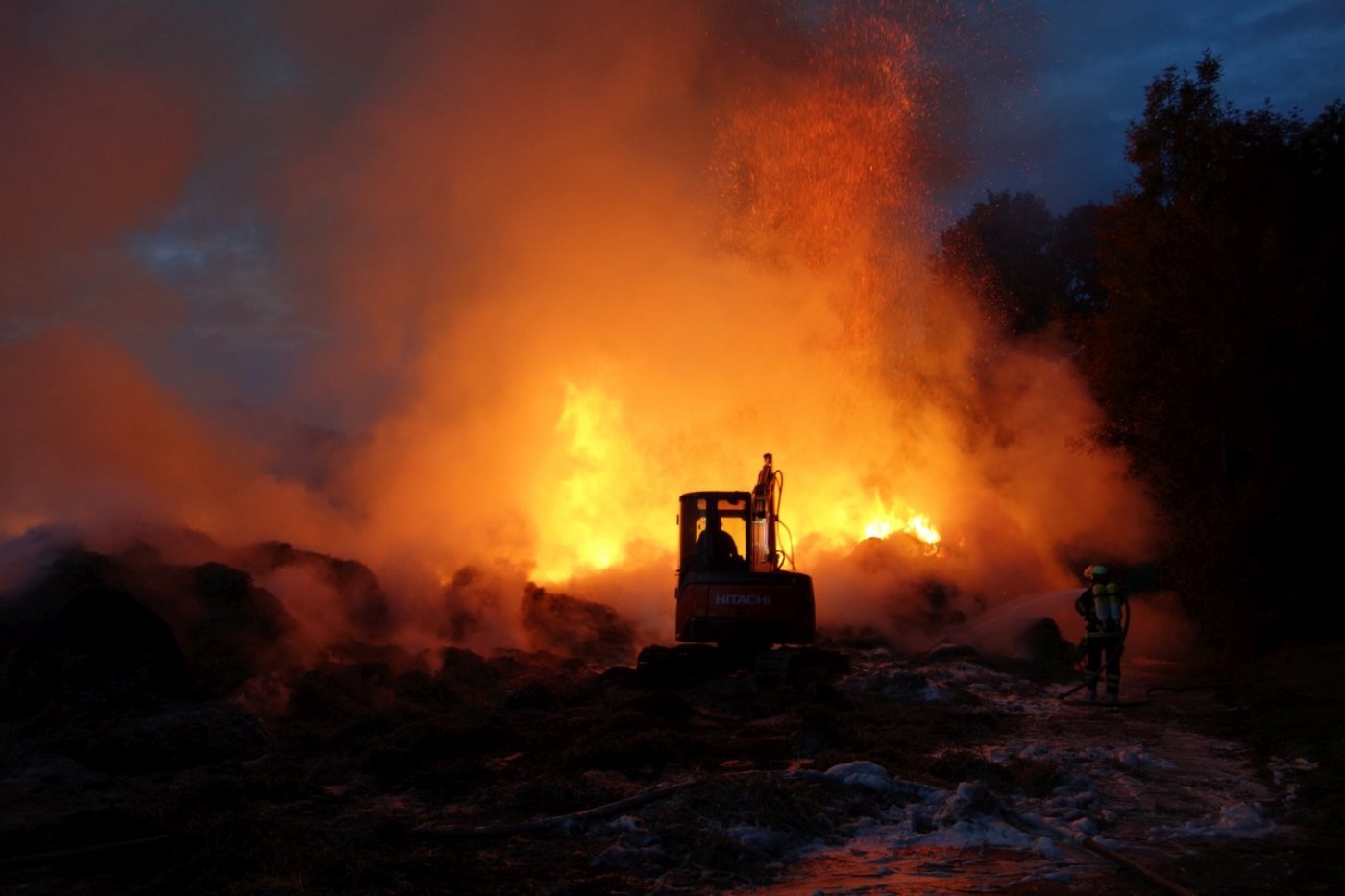 Die Löscharbeiten dauerten über 7.5 Stunden. (Bild Freiwillige Feuerwehr Vettelschoss)