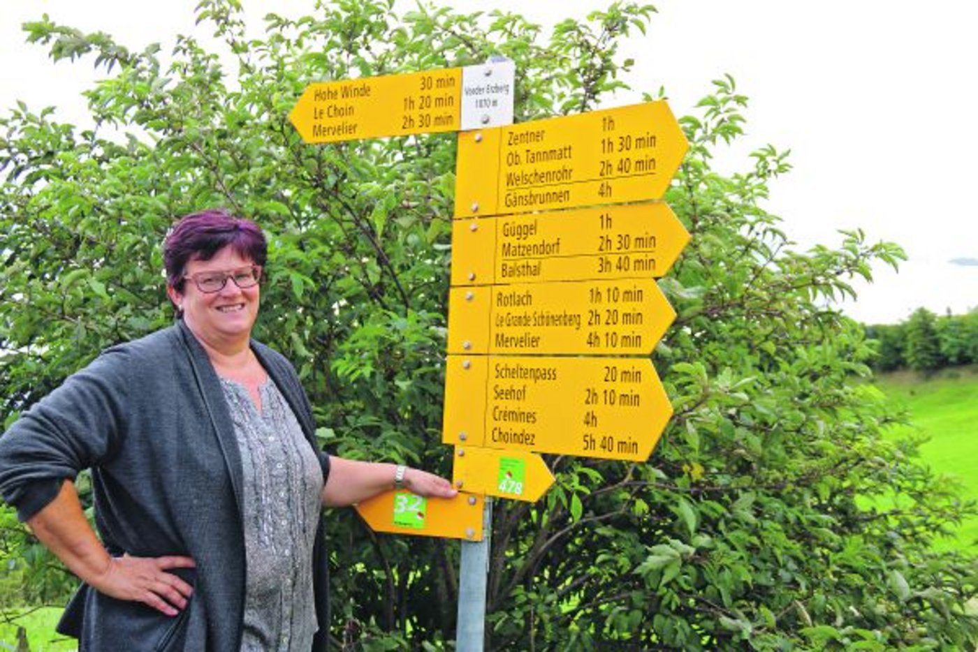 Rita Hänggi bewirtet die Gaststätte Vorder Erzberg. Die Wegweiser von dort aus weisen in viele Richtungen.(Bild Benildis Bentolila)