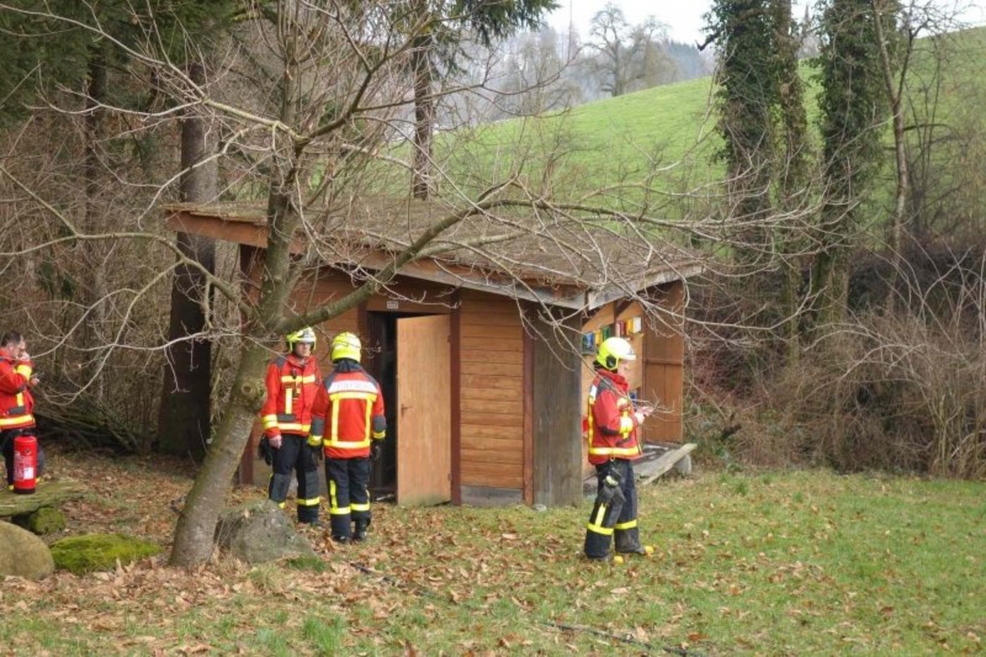 Feuerwehrmänner beim betroffenen Bienenhaus in Waldkirch SG. Als sie eintrafen, war der Brand bereits gelöscht. (Bild Kapo SG)