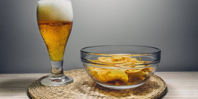 Alleine statt in geselliger Runde ist Bier weniger attraktiv. Zudem locken in den Supermarktregalen billigere Biere aus dem Ausland. (Bild Pixabay)
