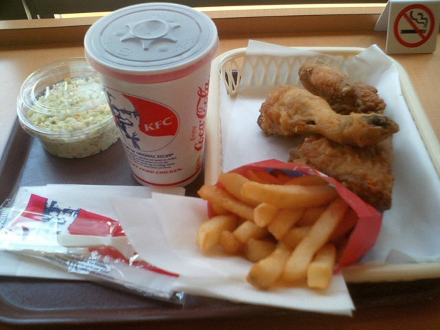 Zu einem Fast-Food-Menü bei Kentucky Fried Chicken (KFC) gehört das traditionelle Poulet. (Bild Akira Kamikura)