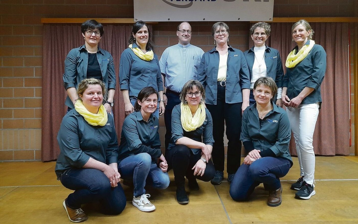 Die Urner Bäuerinnen wählten ihre Vorstandsfrauen für zwei weitere Amtsjahre. Mit auf dem Bild Seelsorger German Betschart. Rechts von ihm Präsidentin Margrith Gisler.