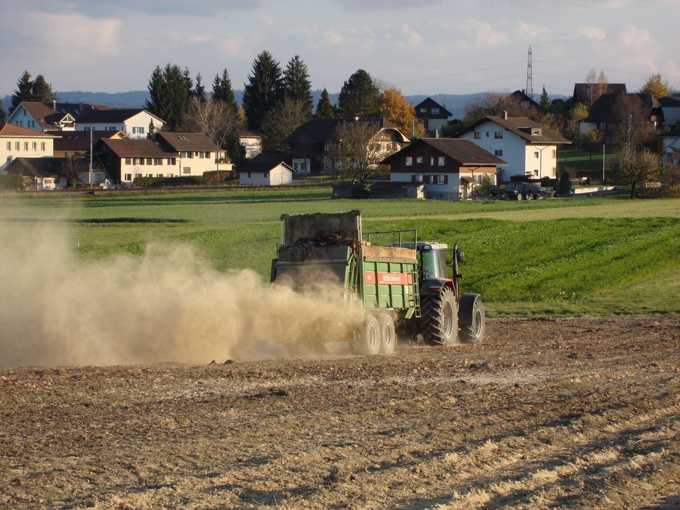 Kalkstreuen ist wichtig und sichert langfristig gute Rübenerträge und beugt dem Wurzelbrand vor. (Bild zVg)