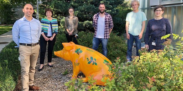 Die neue Gruppe «Animal GenoPhenomics» auf dem Forschungscampus in Posieux. Von links: Joël Bérard; Eva Reinhard; Annik Gmel; Markus Neuditschko; Matthieu Guichard; Claudia Kasper. (Bild Agroscope)