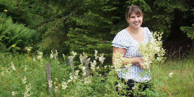 Claudia Aebersold durchstreift Alpweiden nach Pflanzen mit denen sie einen Alp-Sommerstrauss kreieren will. (Bilder Deborah Rentsch)