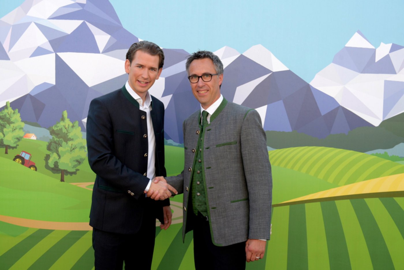 Aussenminister Sebastian Kurz gratuliert dem neuen Bauernbunds-Präsidenten Georg Strasser. (Bild Bauernbund)