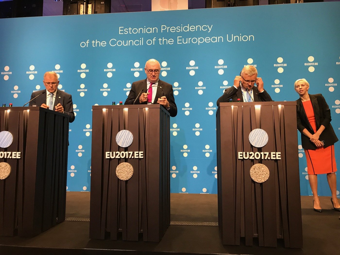 Machen sich bereit für die Medienkonferenz: EU-Lebensmittel- und Gesundheits-Kommissär Andriukaitis, Agrar-Kommissär Hogan, der estnische Agrarminister Tamm sowie eine Mediensprecherin. (Bild akr) 