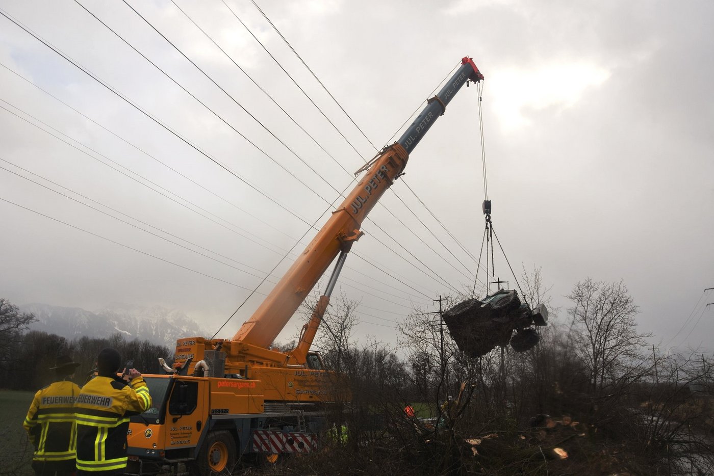 Der Traktor wurde mit einem grossen Kranfahrzeug geborgen.