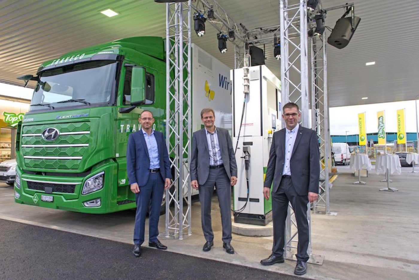 Sie eröffneten am Freitag eine Wasserstoff-Tankstelle in Zofingen (v. li n. re): Daniel Bischof (Vorsitzender der Geschäftsleitung Agrola AG), Martin Keller (Vorsitzender der Geschäftsleitung Fenaco-Genossenschaft), Martin Fuhrimann (Geschäftsführer Landi Zofingen). (Bild zVg/Agrola)