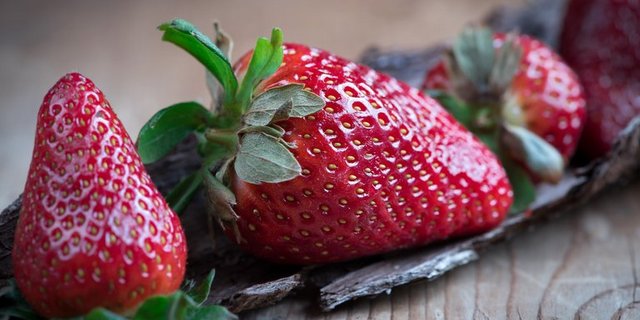 Erdbeeren stehen mit Bezug auf den erzielten Umsatz im Schweizer Detailhandel klar vor anderen Beerensorten. (Bild zVg)