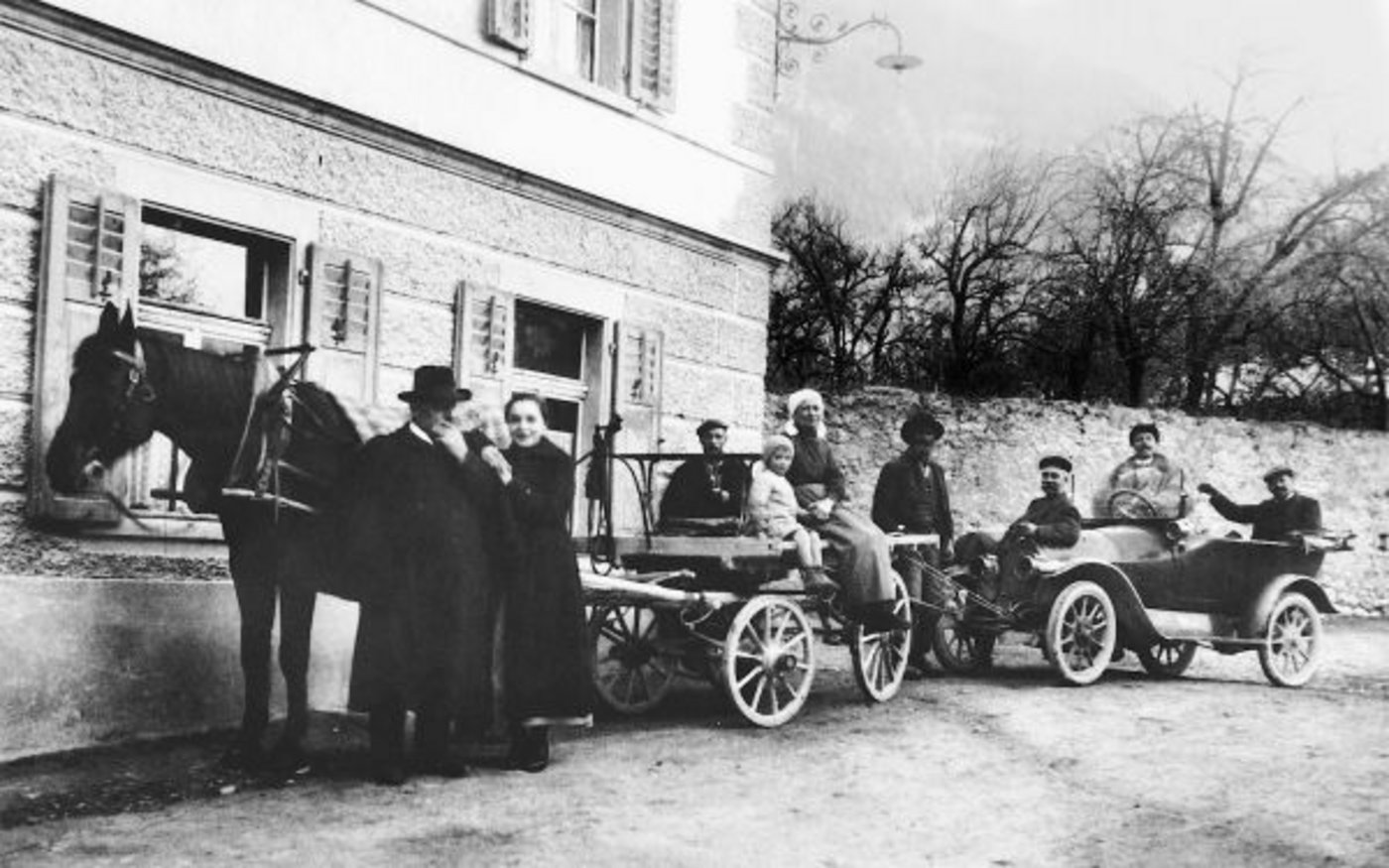 Während des 25-jährigen Fahrverbots zogen Pferde die Autos durch den Kanton Graubünden. Die Bevölkerung hielt nicht viel von Motorwagen für die Freizeit, sie wollte schnellere Pferde. (Bild Stadtarchiv Chur)