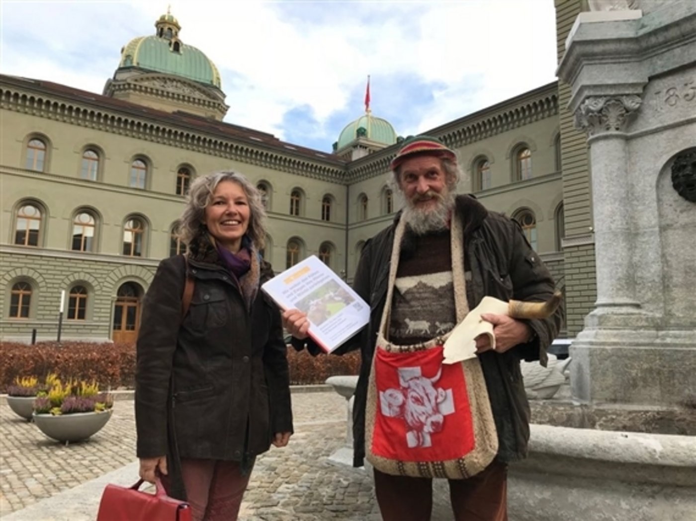 Regula Imperatori und Armin Capaul vom Initiativkomitee am 9. Januar vor dem Bundeshaus. Damals wurden sie in der Wirtschaftskommission der Nationalrats angehört. (Bild akr) 