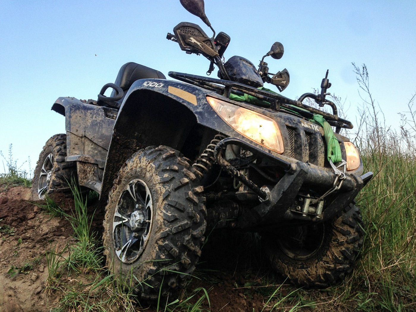 In Österreich hatte ein Älpler einen Unfall mit dem Quad. Er wollte ein Seil vom Baum lösen, das für die Eingrenzung des Viehs diente. (Symbolbild Pixabay)
