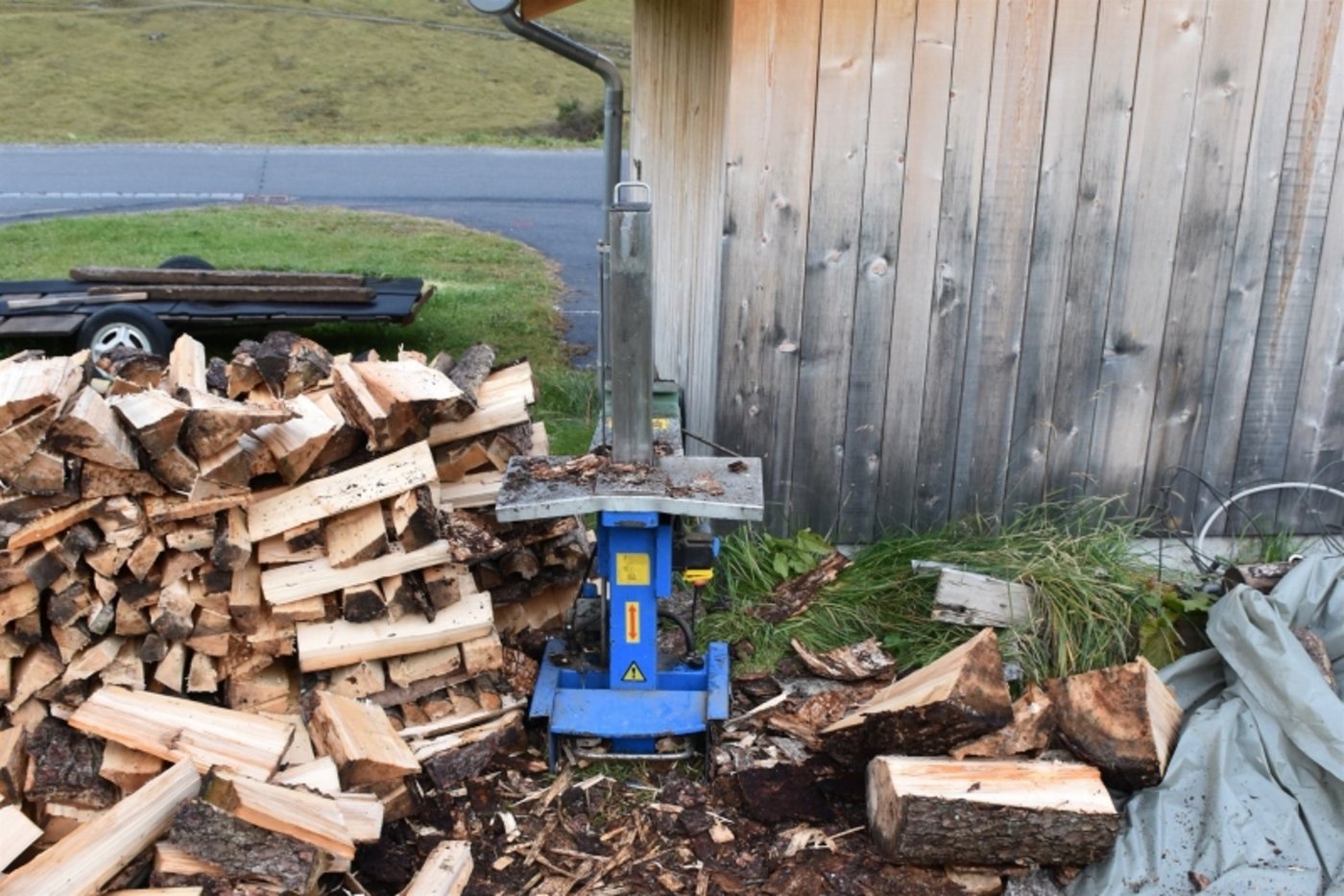 Mit dieser Holzspaltmaschine verletzte sich der 14-Jährige. (Bild Kapo GR)