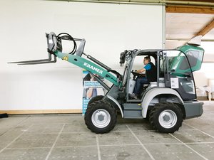Erneuerbare Energien: 7 Möglichkeiten für die Landwirtschaft Bernhard Müller vom BBZ Arenenberg führte den elektrischen Radlader Kramer KL 25.5e vor. Dieser kommt auf der Swiss Future Farm in Tänikon zum Einsatz.(Bilder Alexandra Stückelberger)