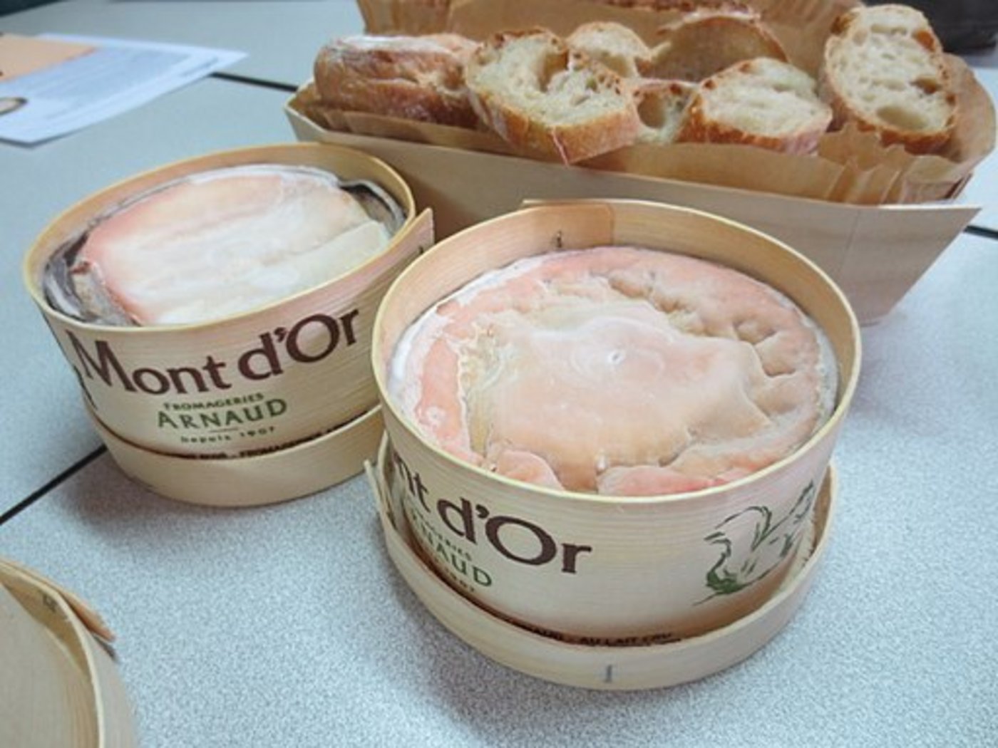 Die typisch runde Käseschachtel des Vacherin Mont d'Or darf nicht beliebig verändert werden. (Bild Arnaud 25)