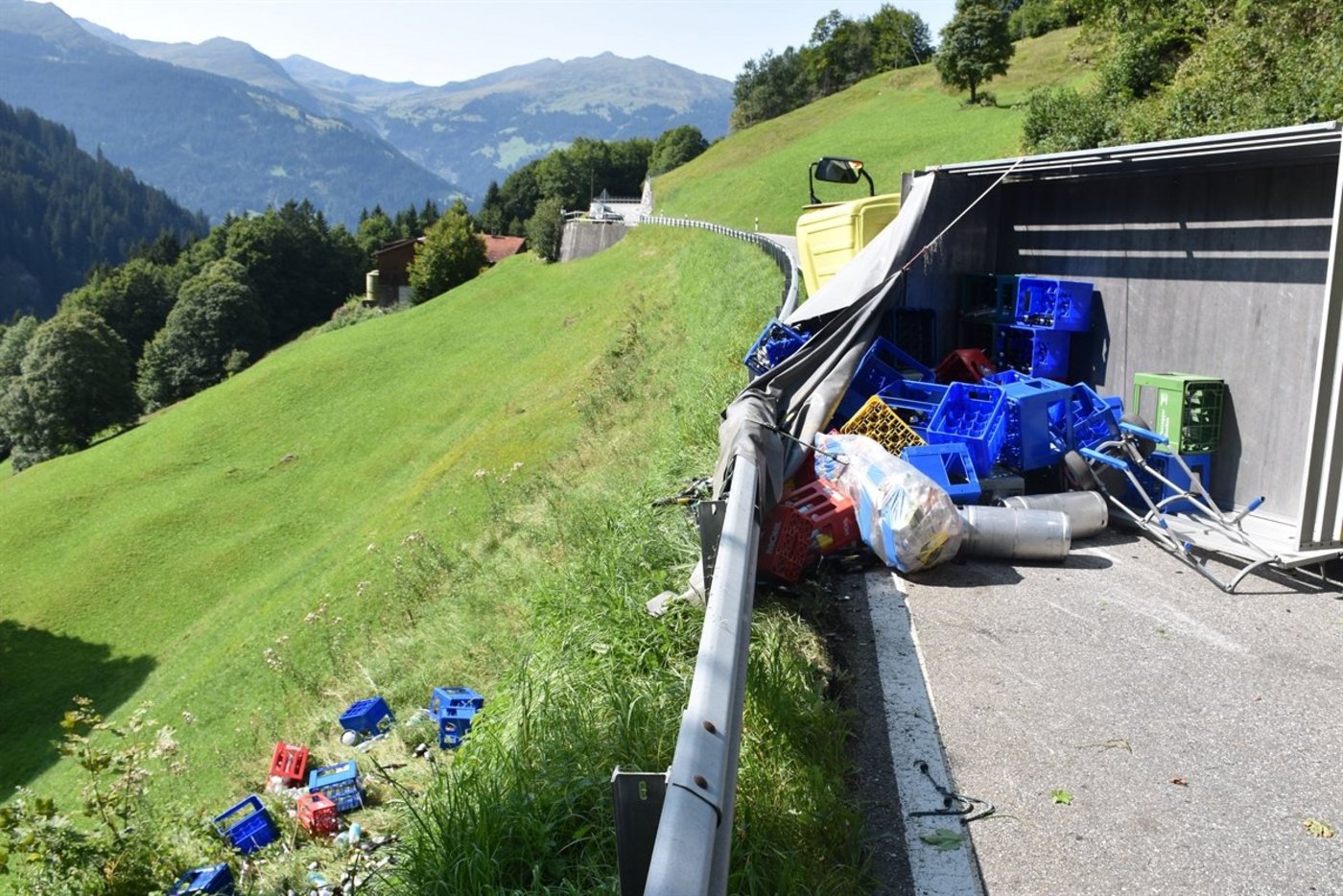 Der Lieferwagen hatte Getränkeharassen und Getränkedruckbehälter geladen. Das Fahrzeug erlitt Totalschaden. (Bilder Kapo GR)