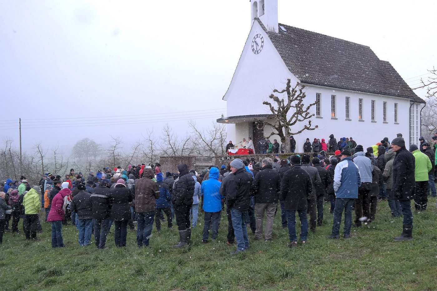 Die Bauersleute liessen sich die Ansprache von Jakob Zemp trotz Schneesturm nicht entgehen. (Bild Josef Kottmann)
