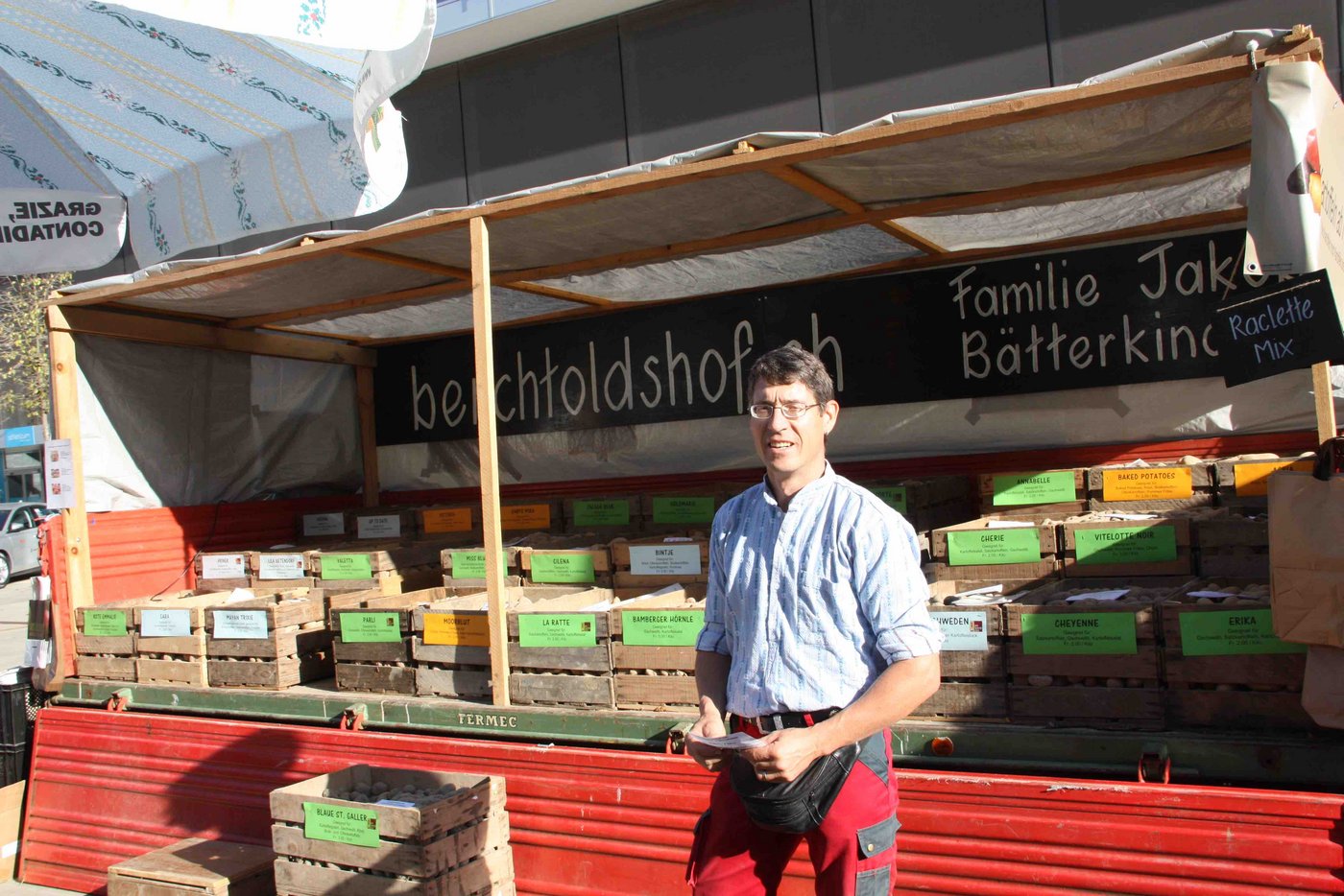 Christoph Jakob, Bätterkinden,  ist mit seinen unzähligen Sorten Kartoffeln so etwas wie der Platzhirsch am Märit. (Bilder Andrea Wyss)