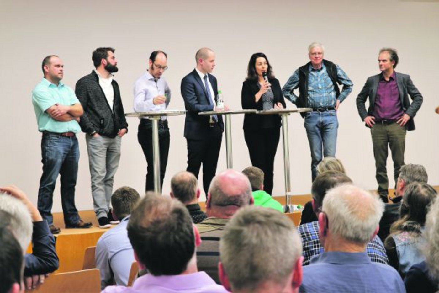 Das Podium an der Liebegg (v. l. n. r.): Landwirt Bruno Wirth; Andi Distel, LZ Liebegg; David Brugger, Schweizer Bauernverband; Matija Nuic, Verband Schweizerischer Gemüseproduzenten; Franziska Herren, Initiantin Trinkwasser-Initiative; Landwirt Roger Gündel; Otto Daniel, Agroscope. (Bild Ruth Aerni)