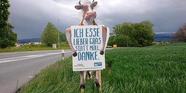 Bauernfamilien machen im Kanton Aargau auf das Problem Littering aufmerksam. (Bild BVA)