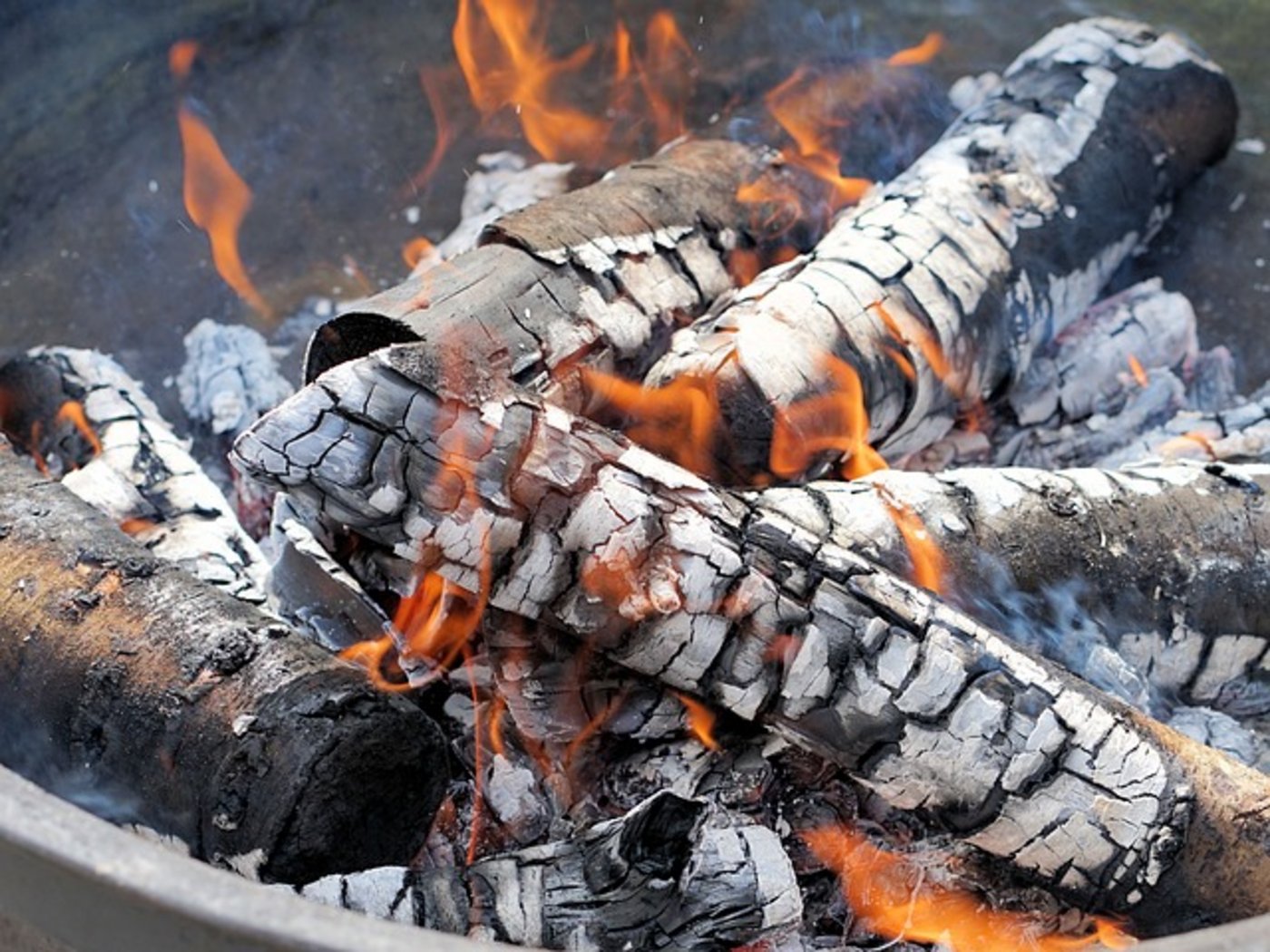 Feuer machen im Wald und in Waldesnähe bleibt weiterhin verboten. (Bild Pixabay)