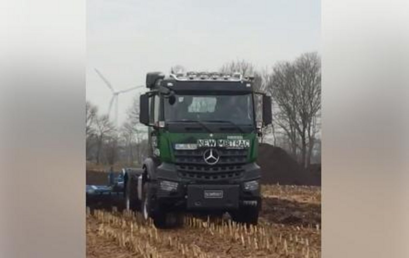 Eine ungewöhnliche Fahrzeugkombination ist auf diesem Stoppelfeld unterwegs. (Bild Screenshot Facebook)
