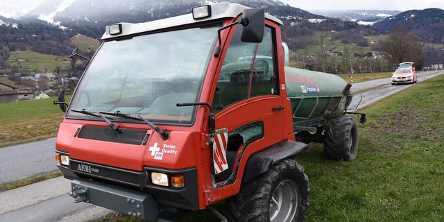 Das landwirtschaftliche Fahrzeug bog links auf eine Wiese ab. (Bilder Kantonspolizei St. Gallen)