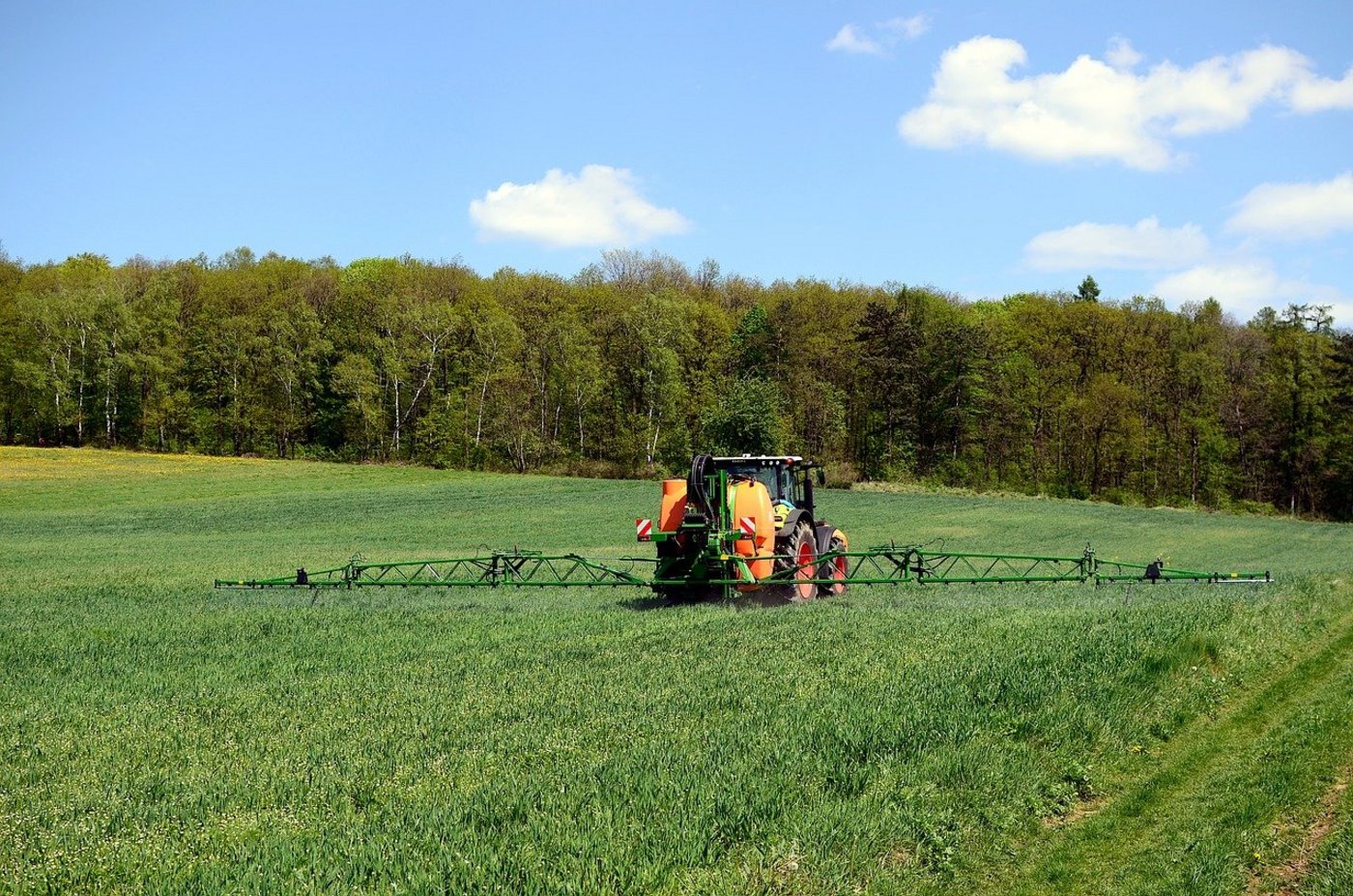 Bis ein Wirkstoff auf dem Feld eingesetzt werden darf, durchläuft er ein langes Zulassungsverfahren. Die Kosten dafür trägt zum grössten Teil die Allgemeinheit, nicht der Gesuchssteller, kritisiert Pro Natura. (Bild JerzyGorecki/PIxabay) 