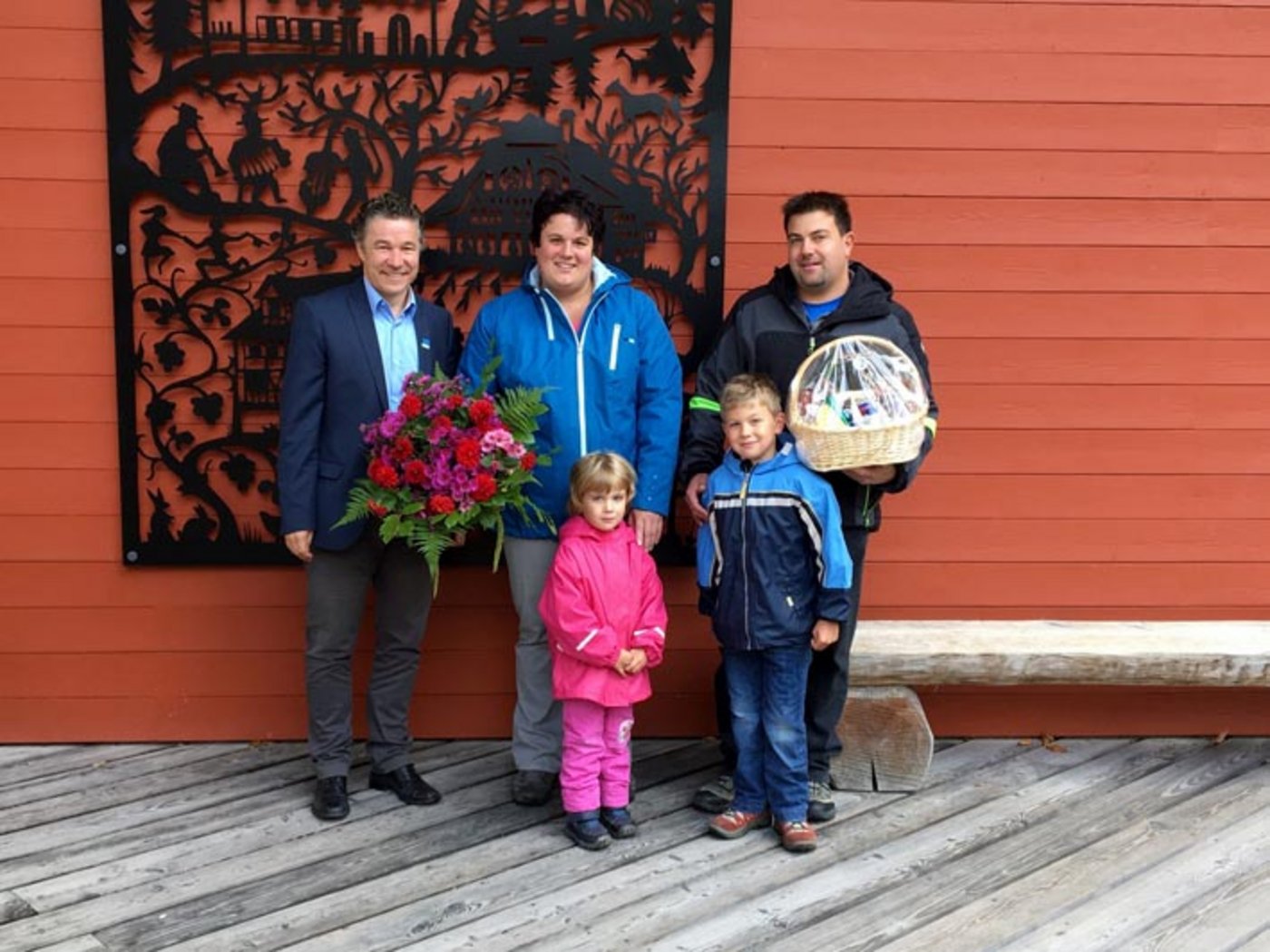 Peter Kohler (l.), Betriebsdirektor Freilichtmuseum Ballenberg, mit Familie Zimmermann aus Habkern: Sandra und Ueli Zimmermann mit Tochter Katja und Sohn Simon. (Bild zVg)