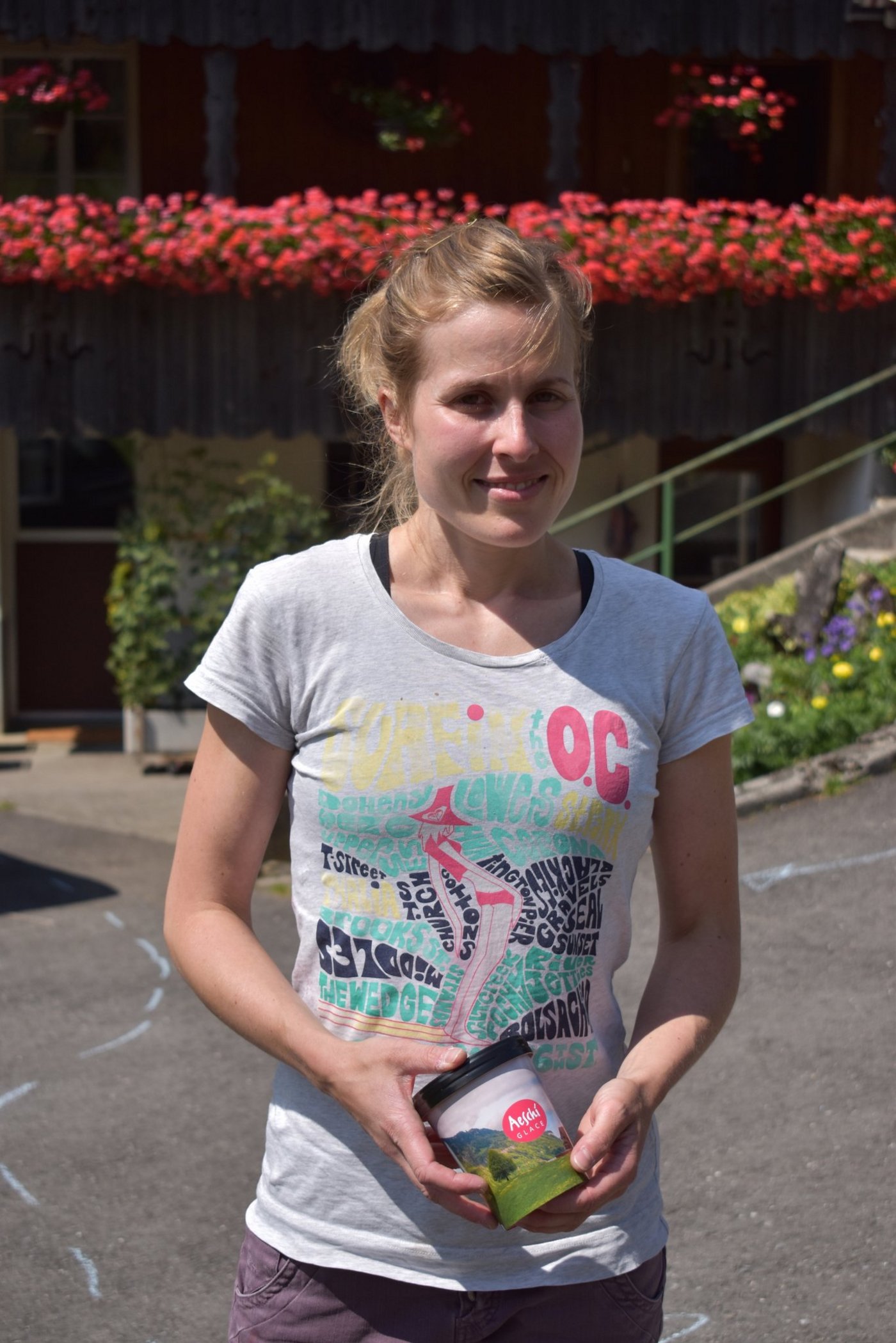 Silvia Hess vor ihrem Elternhaus in Grafenort. Wie schon ihre Eltern vor ihr produziert die 31-Jährige hier die «Aeschi Glace». Nebst Milch vom Betrieb der Eltern verwendet sie dafür Inhaltsstoffe von Bauern der Region. (Bilder lae)