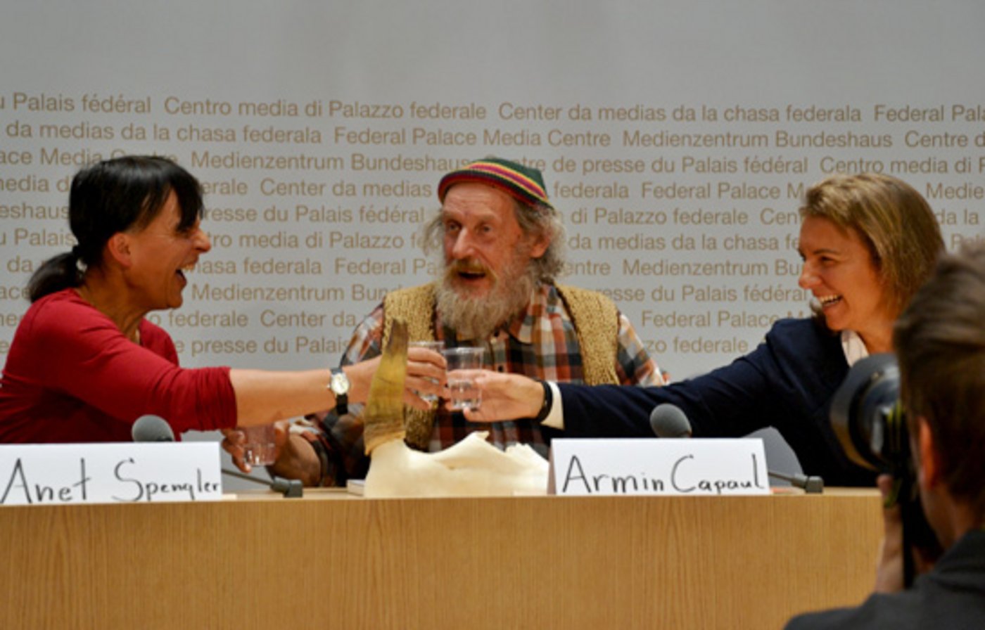 Anet Spengler, Armin Capaul und Tamara Fretz freuen sich am grossen Medieninteresse für ihr Anliegen. (Bild Marcel Schmid)