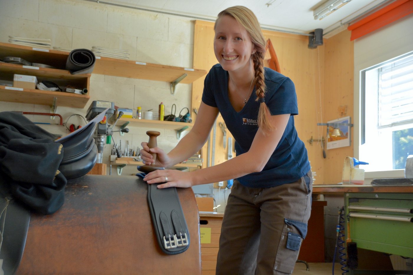 Nach rund einem Monat Ausbildung durfte sich Julia Eugster an die Fertigung von Sattelgurten wagen. (Bild Andrea Gysin)