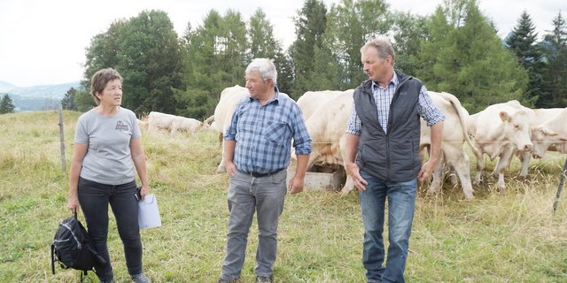 Kommissionspräsidentin Francine Bourquenoud im Gespräch mit Bewirtschafter Simon Borcard (Mitte) und Komissionsmitglied Pierre Brodard. (Bild Josef Jungo)