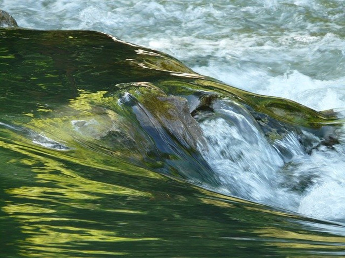 Bisher kommt bei der Beurteilung der Wasserqualität ein einheitlicher Grenzwert zum Einsatz. Bei der Zulassung hingegen ein stoffspezifischer. (Bild Pixabay)
