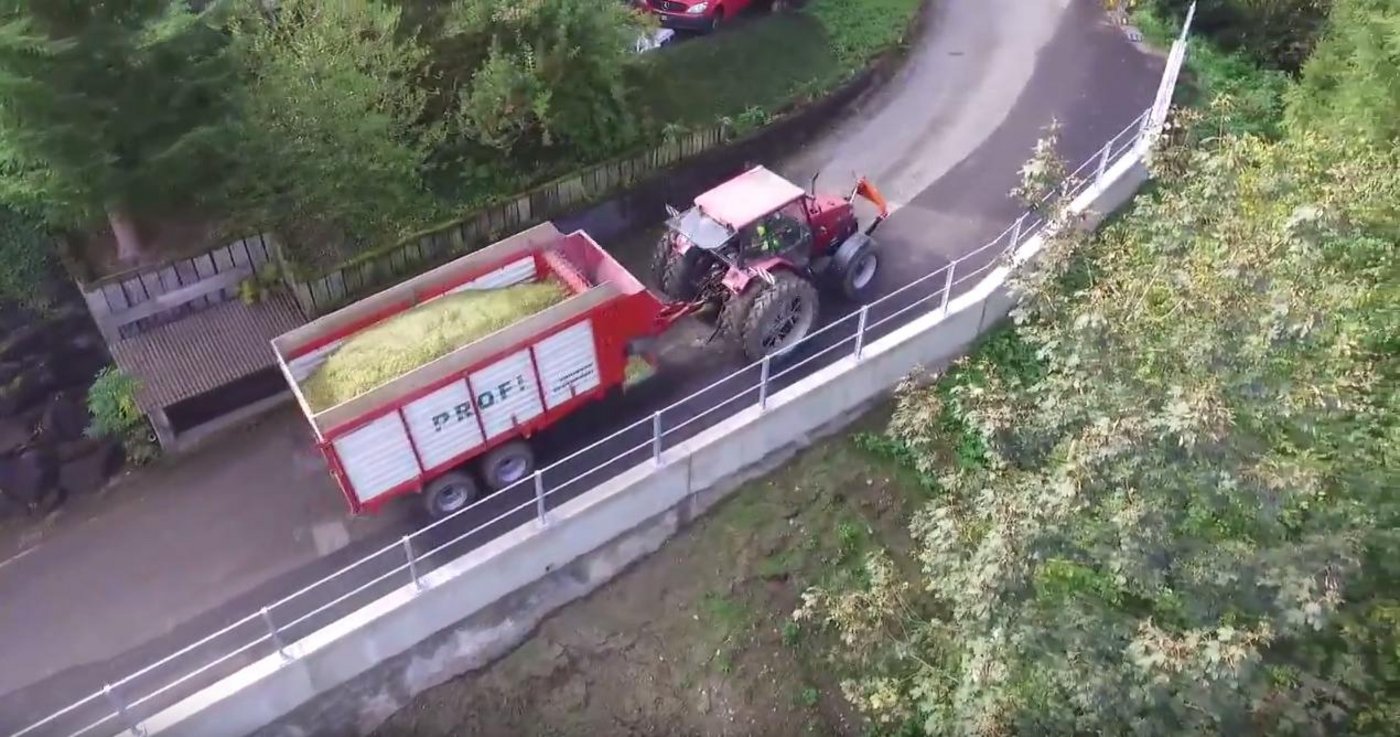 Maistransport aus der Vogelperspektive. (Bild Screenshot Ackermovie/Youtube)