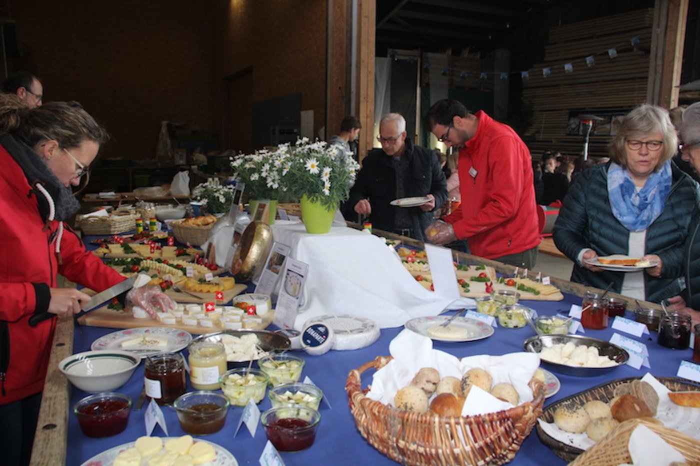 Am Buffet mit den selbstgemachten Produkten langten die Gäste kräftig zu. (Bild Trudi Krieg)