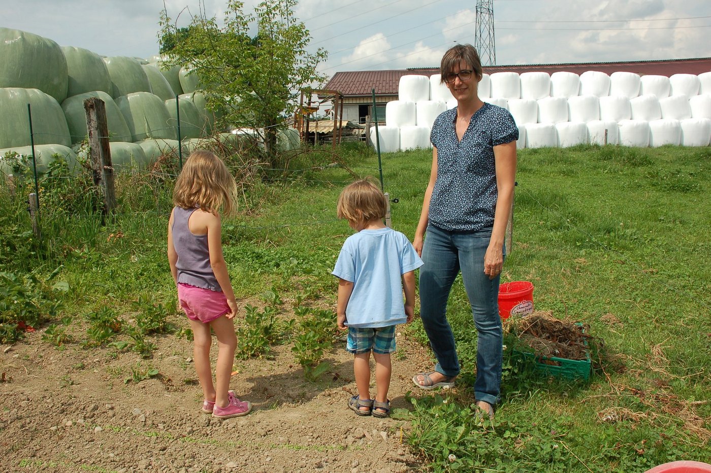 Caroline Maudonnet mit ihren beiden Kindern Julie (5) und Alexandre (3) im Garten. (Bilder Emily Lugon Moulin, Agri)