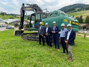 30-Millionen-Investition: Ein neuer grosser «Bienenstock» für das FiBL Vorfreude auf das neue Projekt (v.l.n.r.): Daniel Suter, Fricker Gemeindeammann, Martin Ott, Präsident des FiBL-Stiftungsrats, Knut Schmidtke, Direktor für Forschung, Extension und Innovation des FiBL Schweiz, Michael Zehnder, Geschäftsführer der Birchmeier Baumanagement AG und Josef Burri, Leiter Strategie und Planung des Kantons Aargau. (akr)