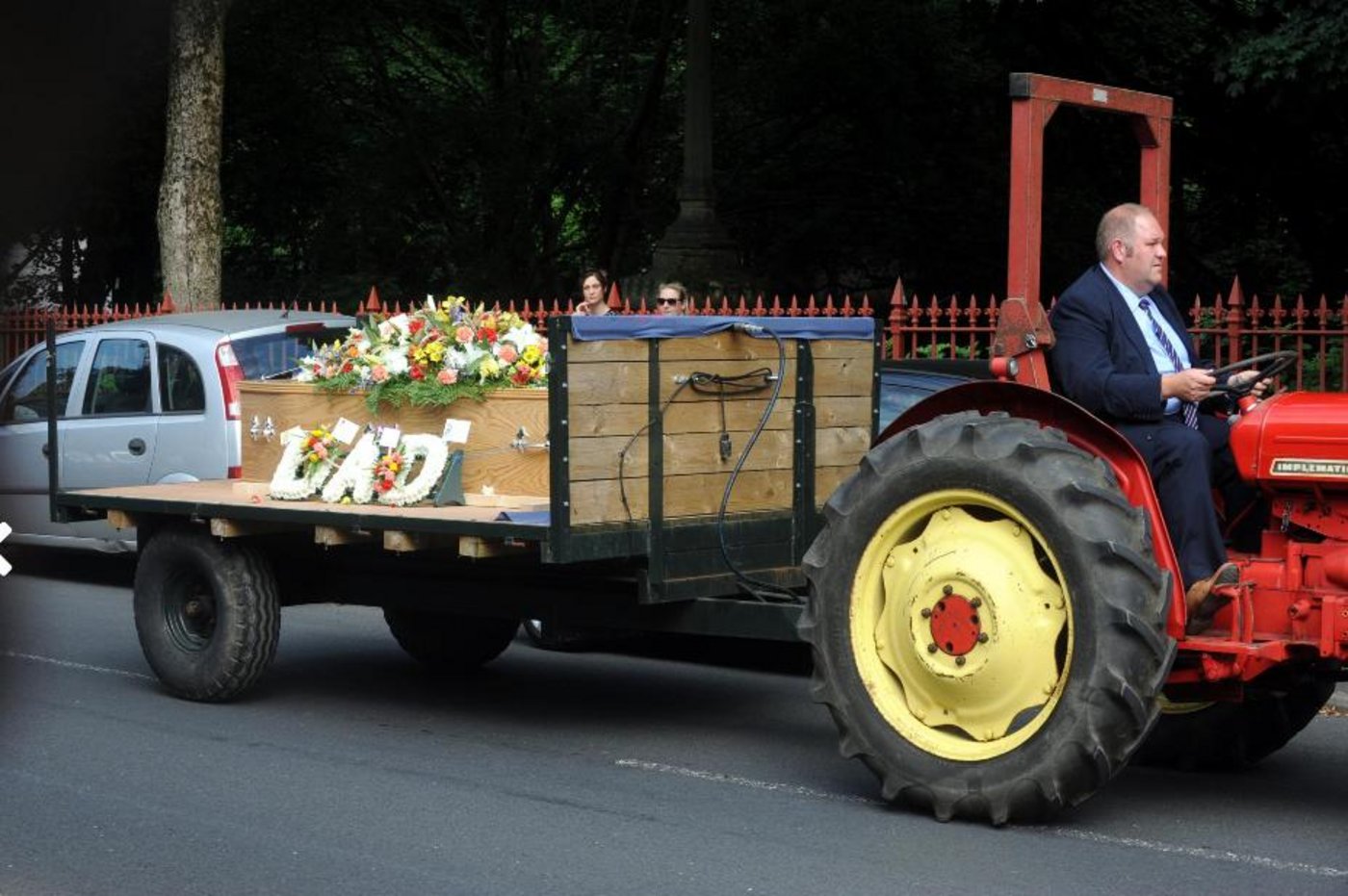 Der Sarg von Peter Fitton wurde von seinem Sohn mit einem Traktor richtung Friedhof gefahren. (Screenshots theboltonnews.co.uk)